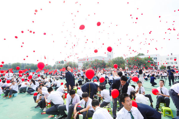开学典礼学生们一起放飞梦想的气球